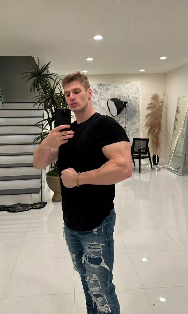 Bored? Lets talk! Add me on 👻