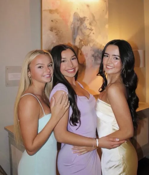 College babes in pastels