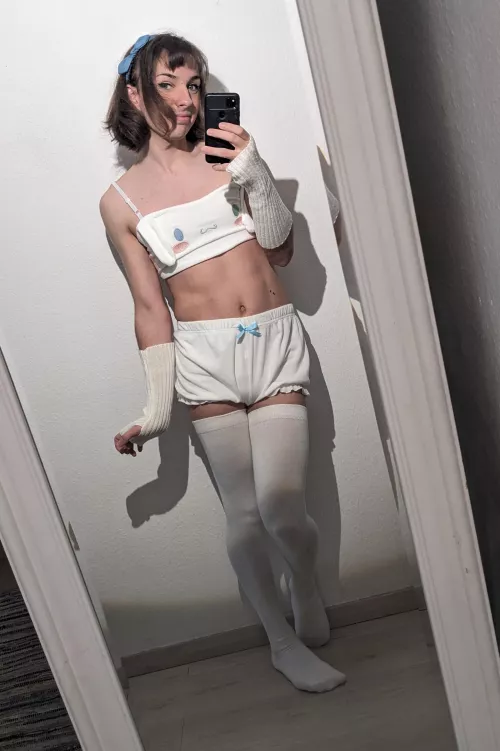 cute outfit and tummy 😇