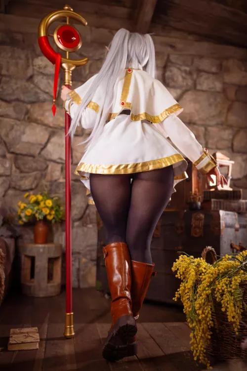 Frieren cosplay by Neyrodesu