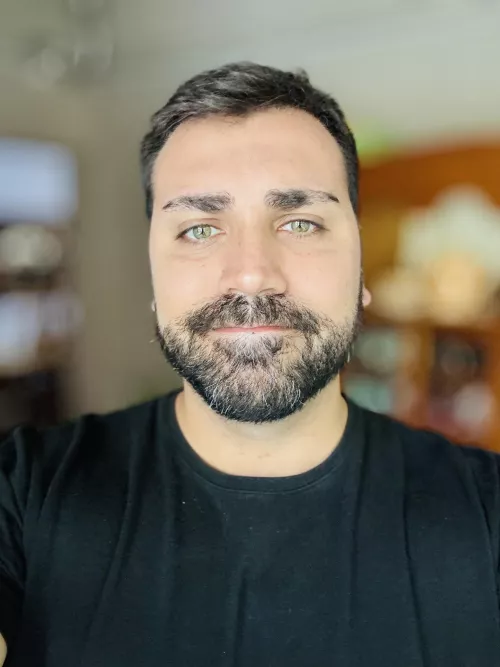 Hey there! Are you into guys with beard?