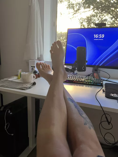 How’s your Monday going? Stop by for a quick kiss? 💋