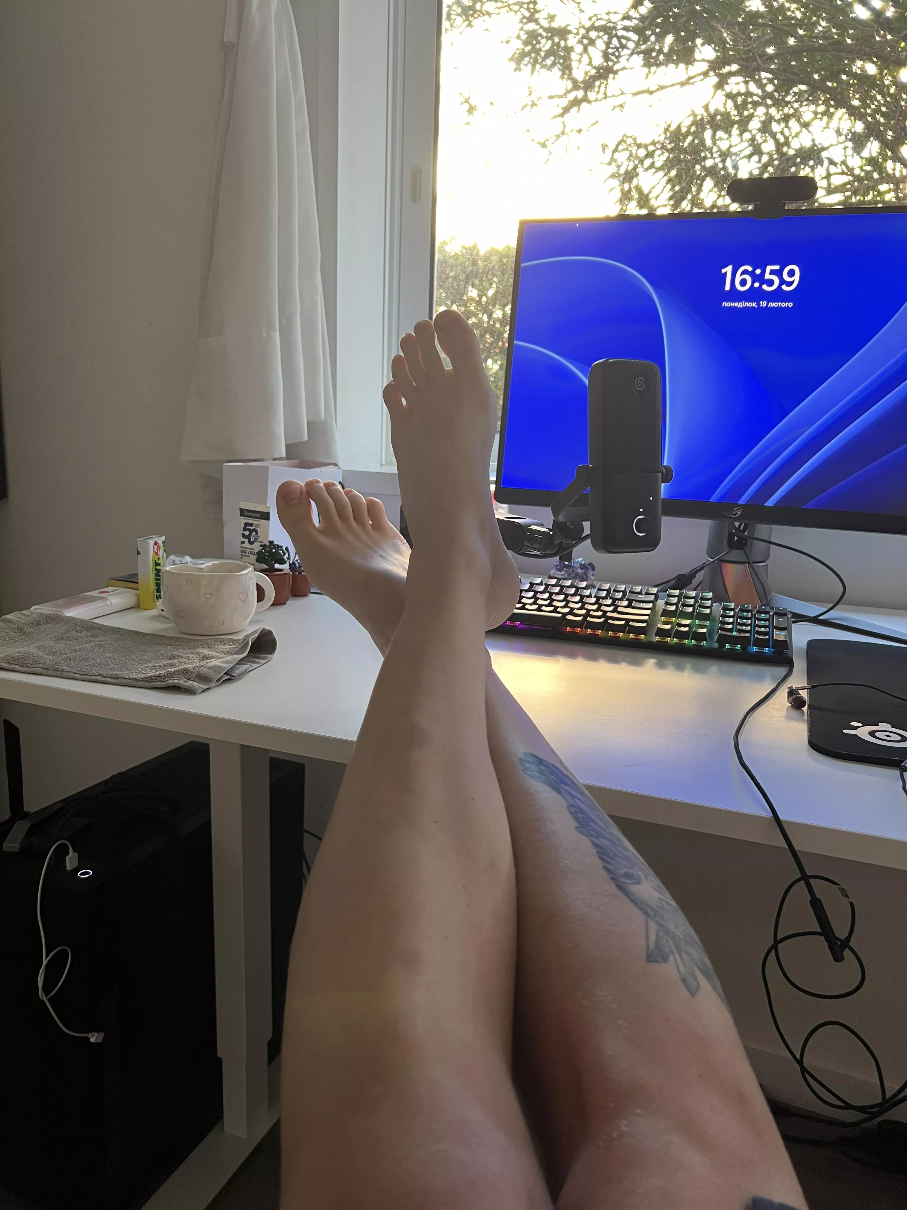 How’s your Monday going? Stop by for a quick kiss? 💋