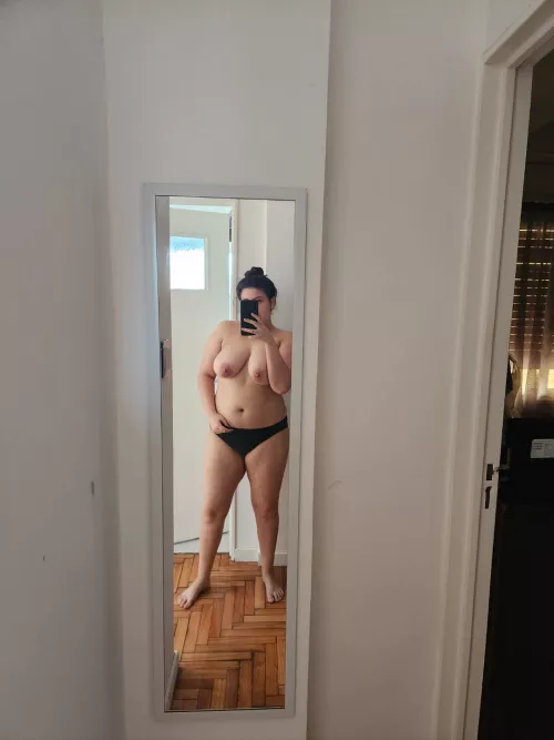 I fell sexy by seeing myself naked at the mirror