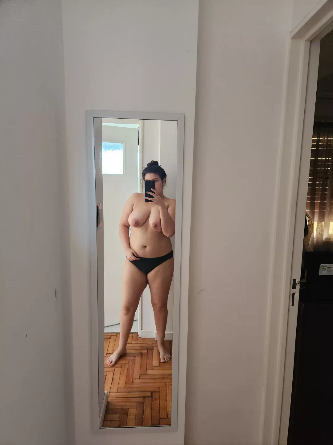 I fell sexy by seeing myself naked at the mirror