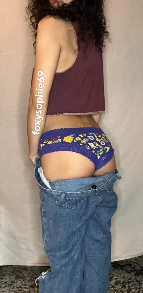 I like to undress and show you my cute little butt 🙃