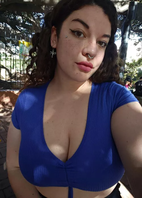 I love how the color of my blouse highlights my bust, my lips and my eyes 🩵