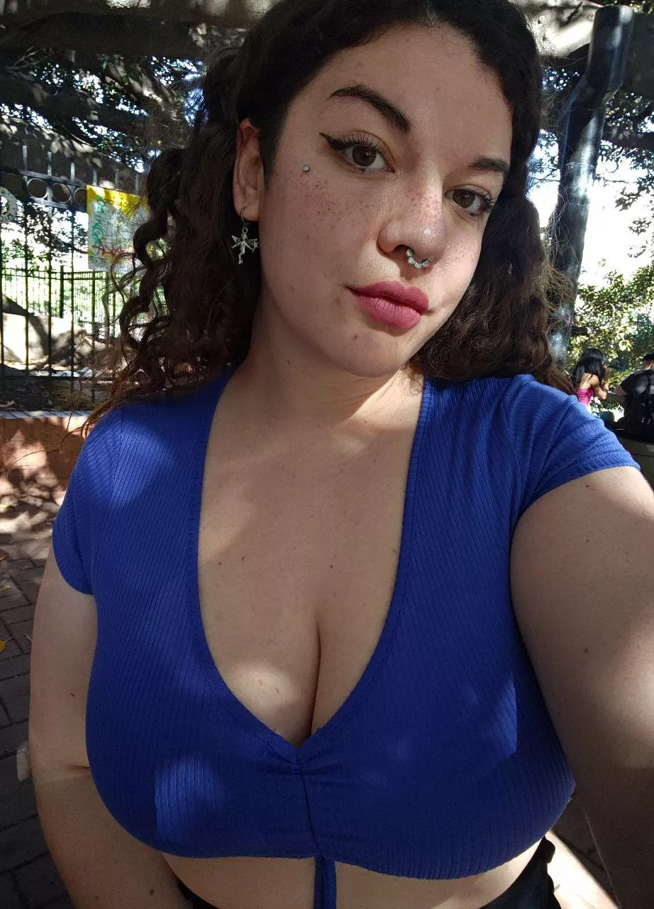 I love how the color of my blouse highlights my bust, my lips and my eyes 🩵