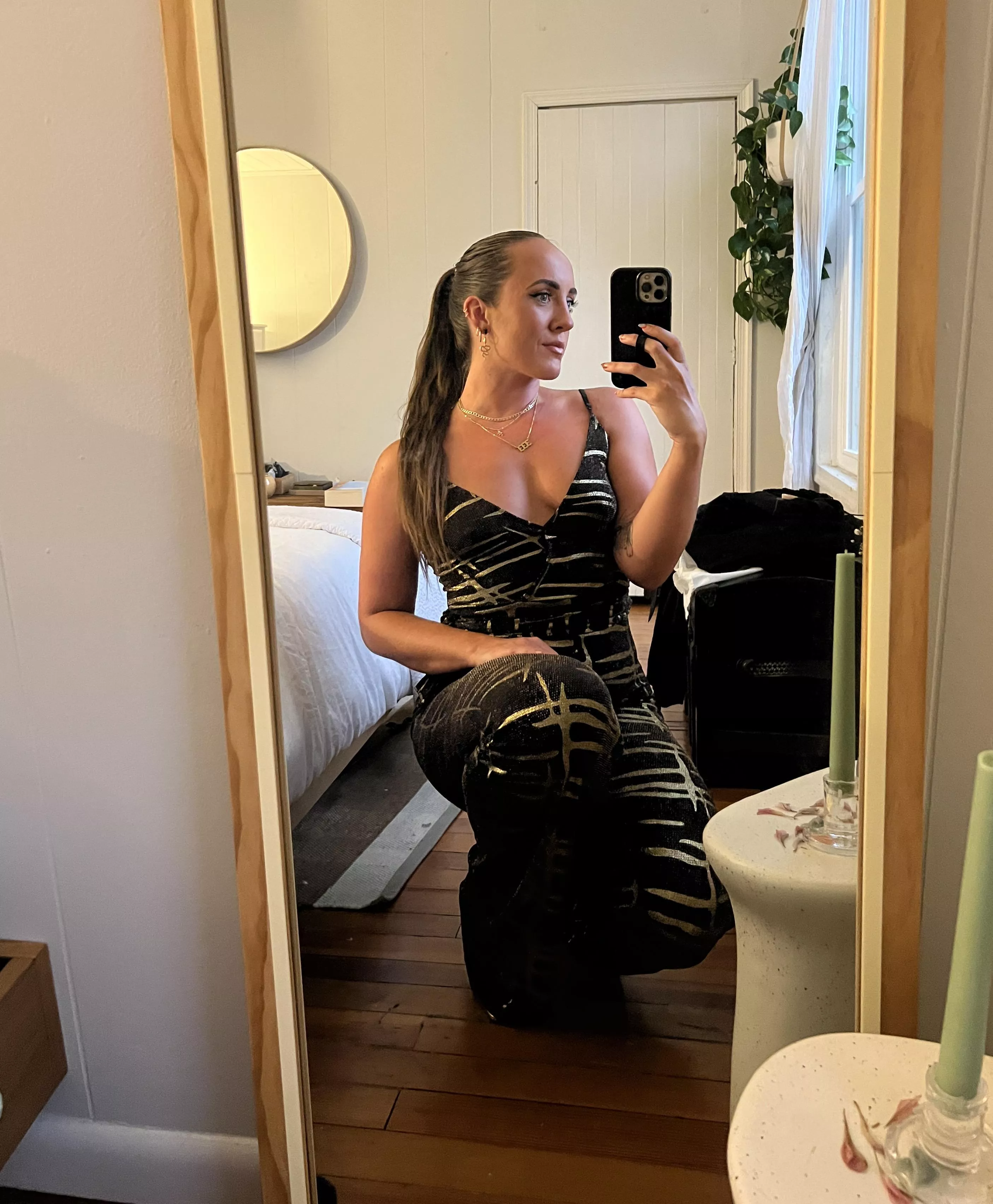 i love to take selfies in all my outfits