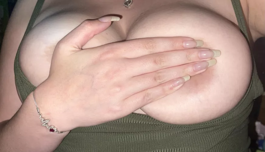 I wish someone would cum on my huge tits 😩