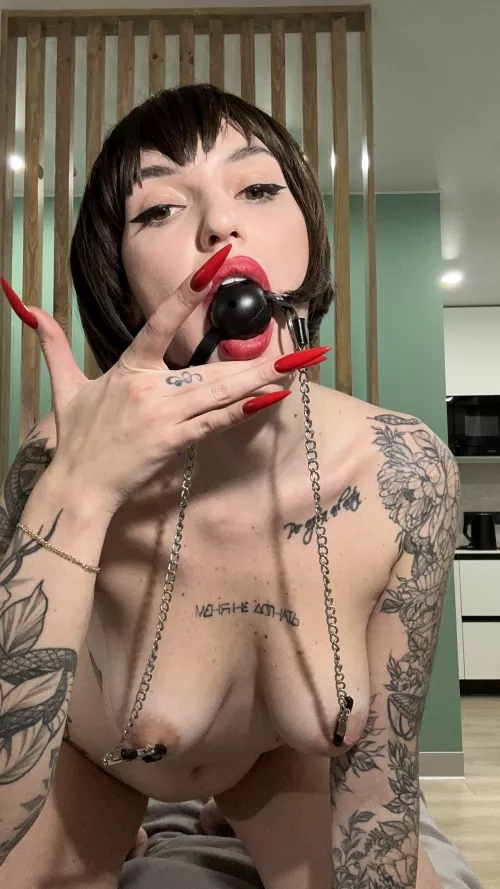 It is very difficult to move when the nipples are pinching