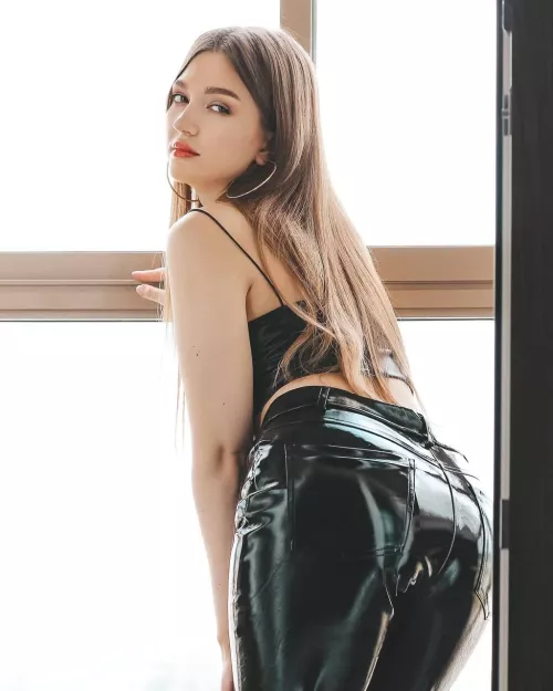 leather top looks so sexy