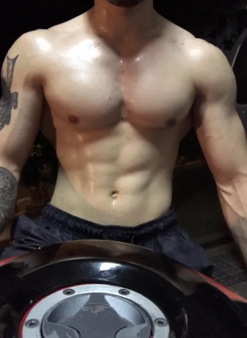 Looking to get my nipples sucked & clap sum cheeks 😉