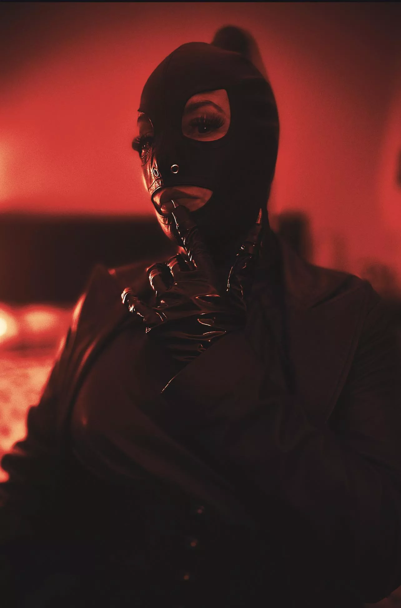 Love playing in full black leather.. 😈