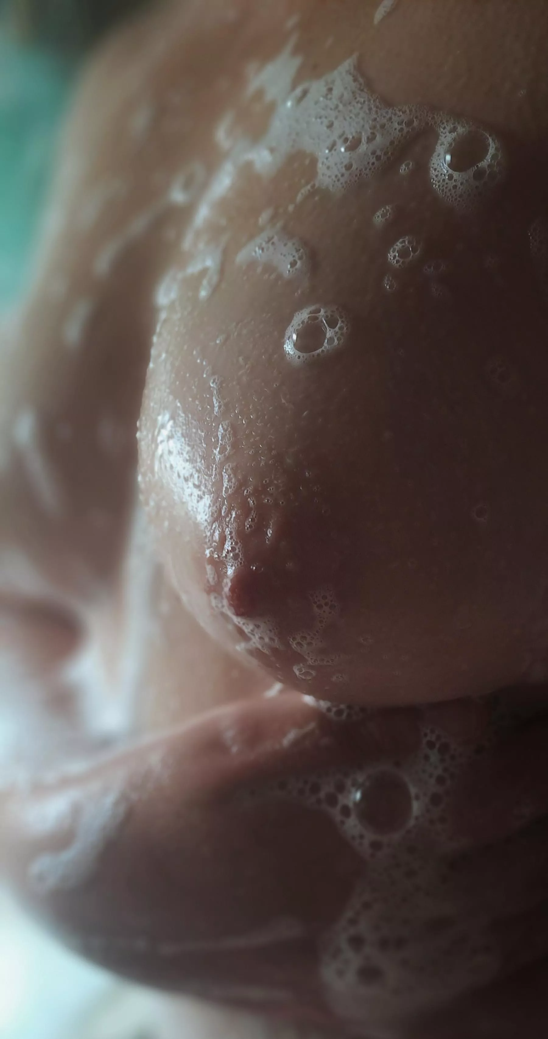 Natural and perky, what more do you need 🤔join me on my FREE to subscribe Onlyfans page link is in the comments 