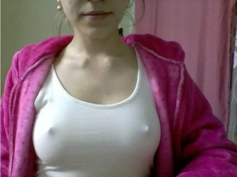 Never go outside without bra when is cold 🤭