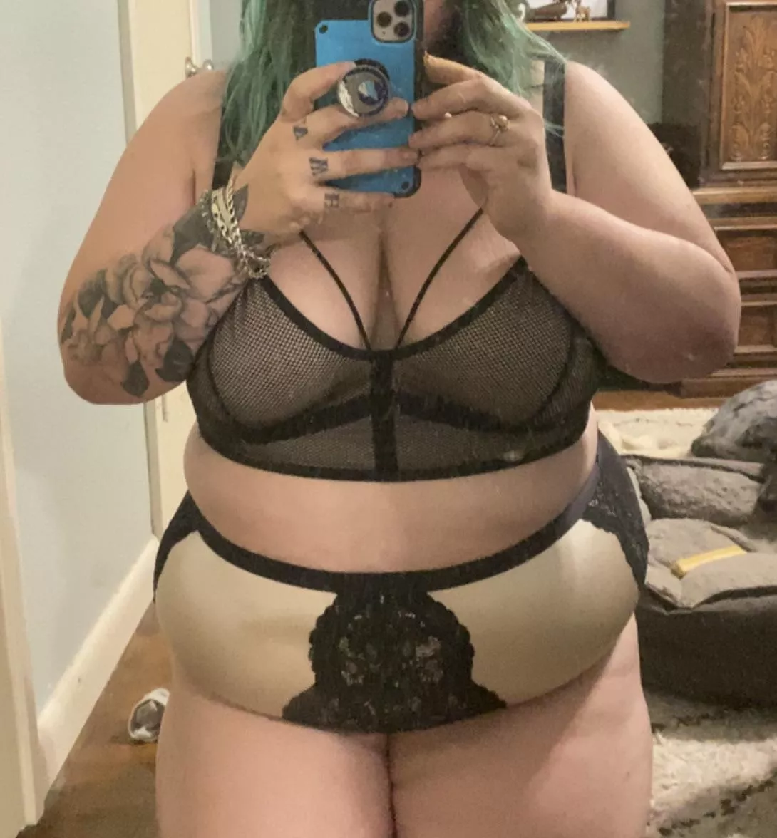 Rare photo where I like my belly ☺️