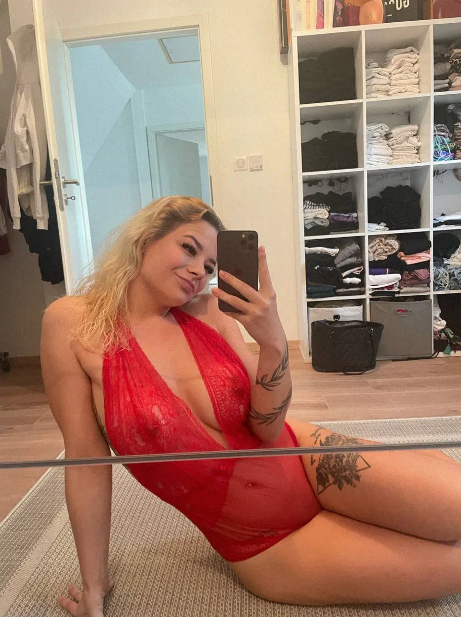 Start your day with my cheeky pic