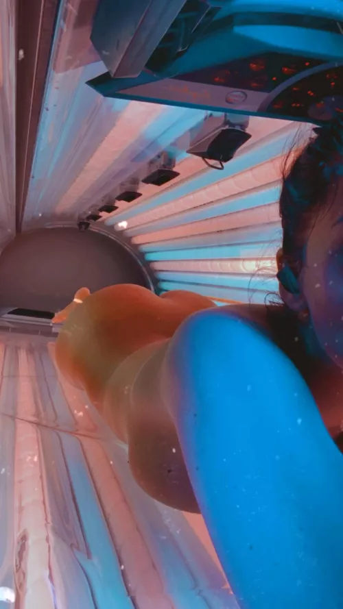 Tanning can be so boring when you go alone