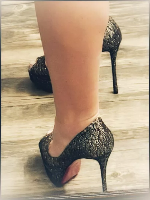Those red bottoms with sparkles and a peep toe ☺️