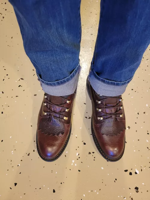 Wearing my thrift shop Ariat Hermosa XRs for the first time after cleaning them up and applying leather conditioner on them. Love them! 