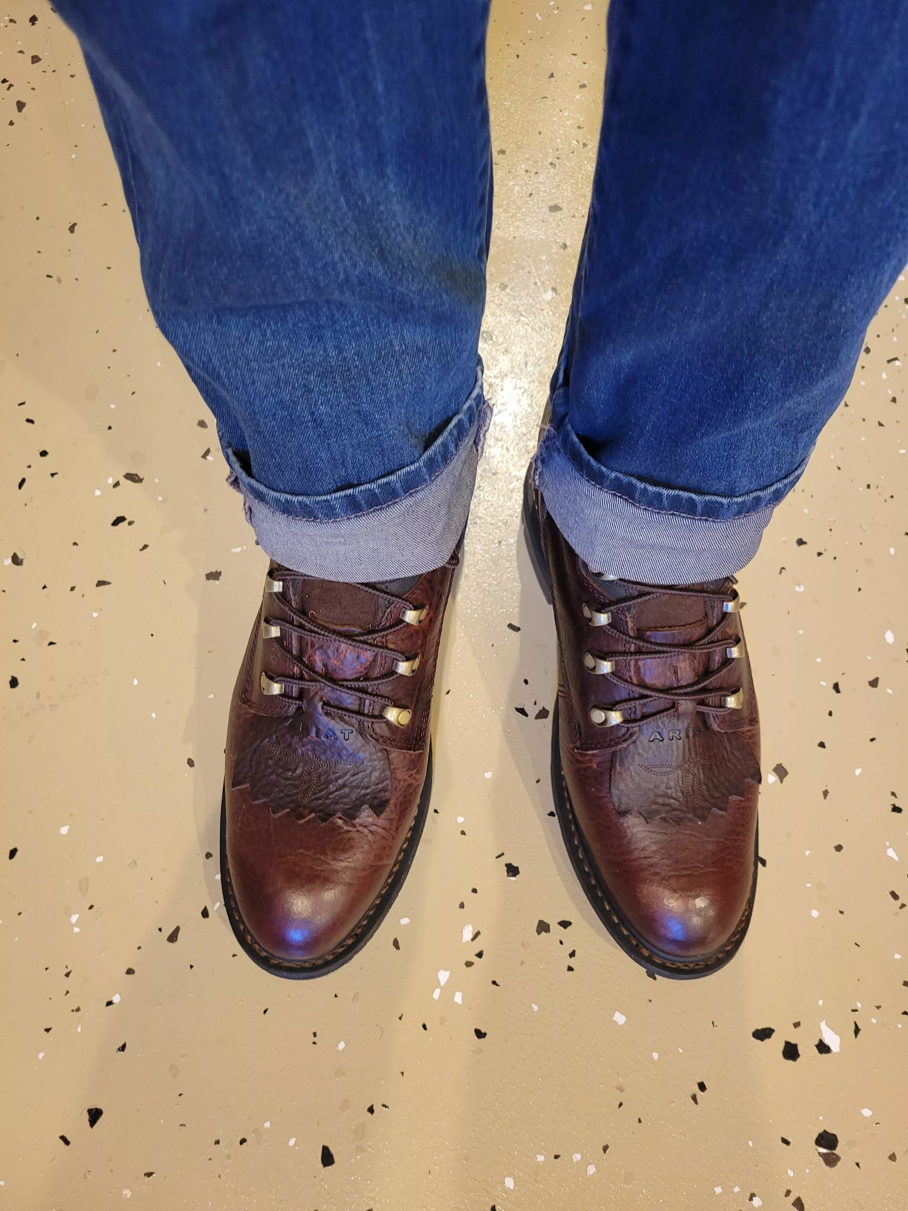 Wearing my thrift shop Ariat Hermosa XRs for the first time after cleaning them up and applying leather conditioner on them. Love them! 