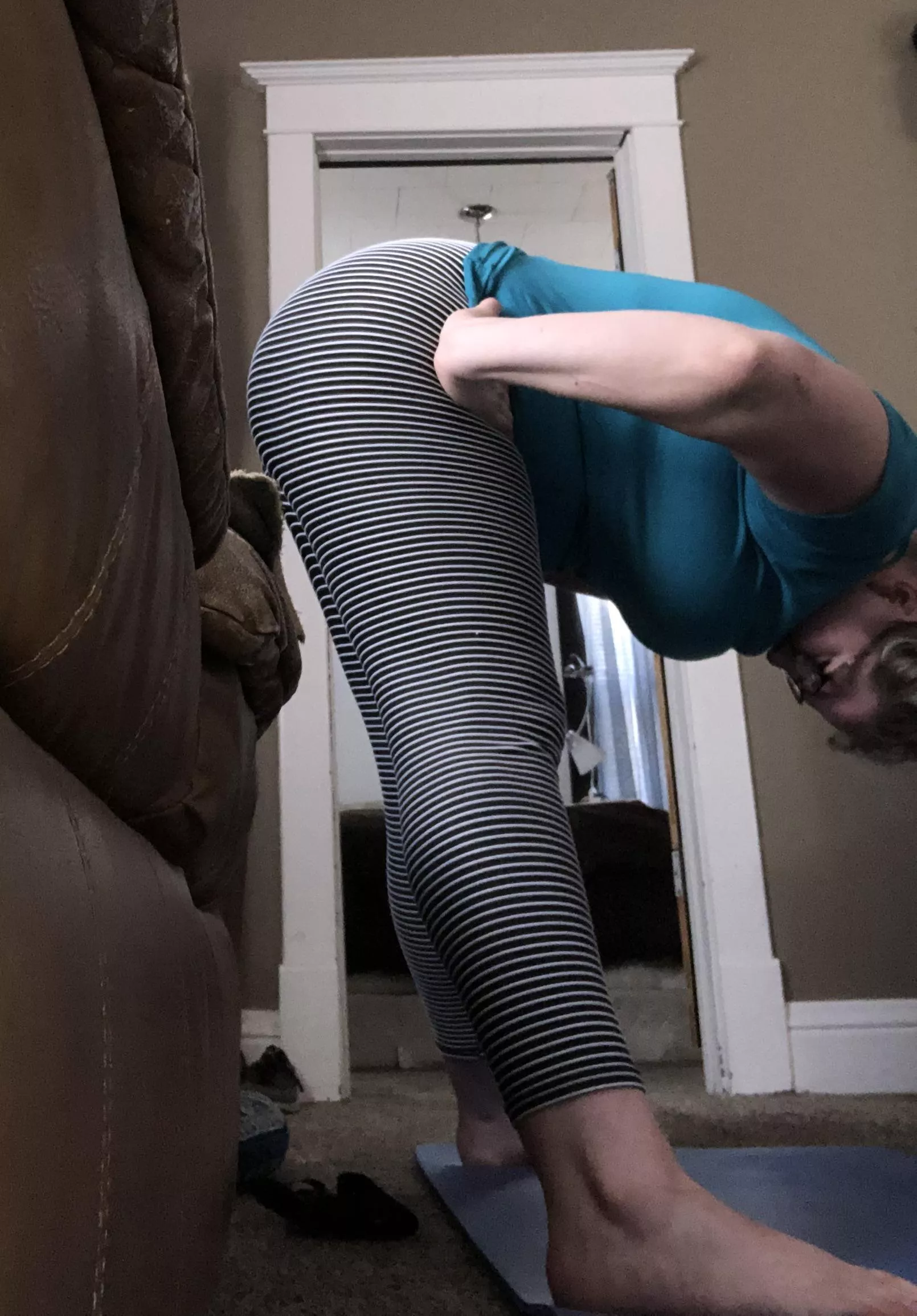 Yoga in my besties living room 😂 