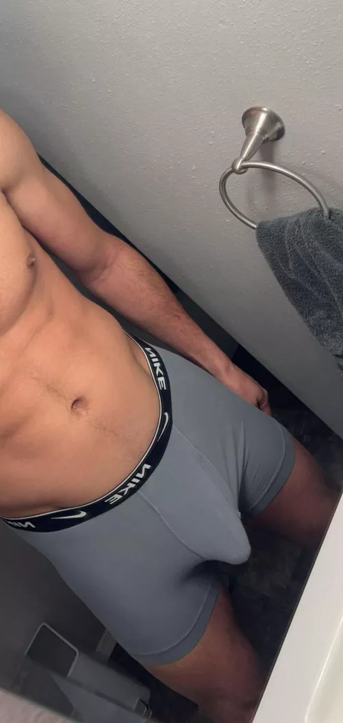 18m dms are open to any hot guys <3