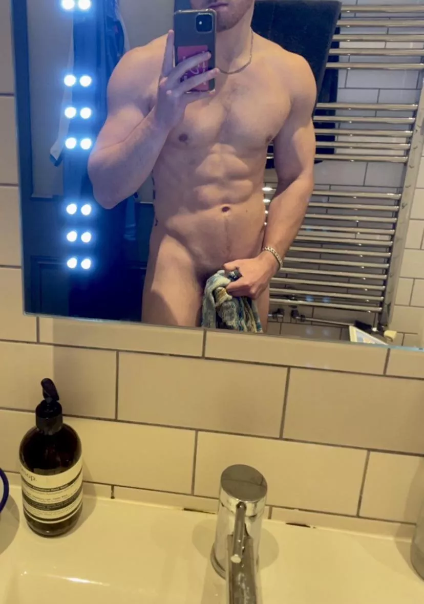 20 irish hung jock, looking for big ass femboys to make my massive cock cum, SC is dylaa03