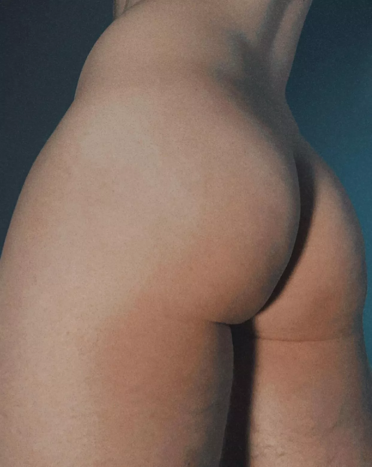 21yo, smooth boy with squishy ass > . <