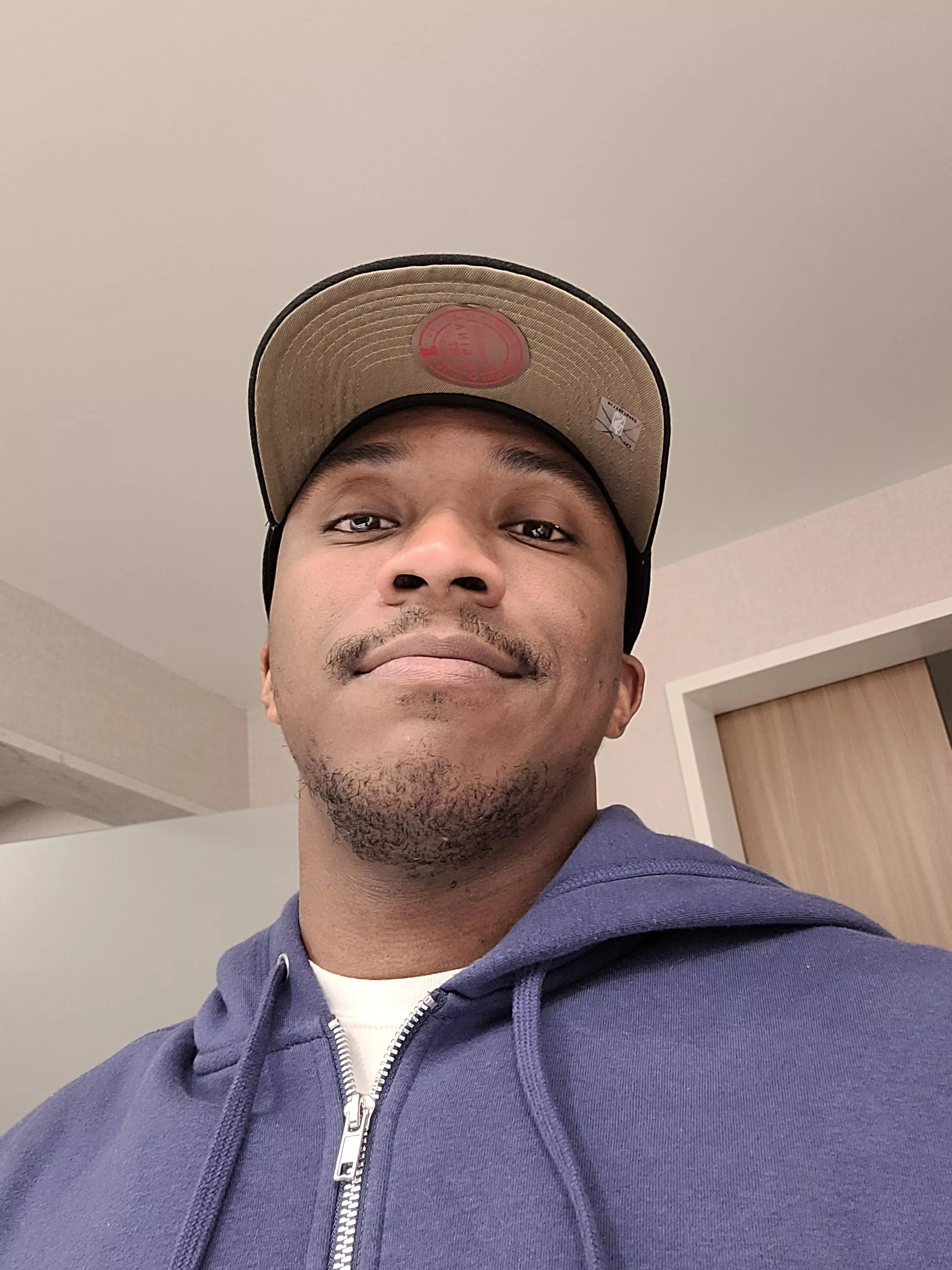 25 bi looking for cool guys to play with  25 bi looking for cool guys to play with