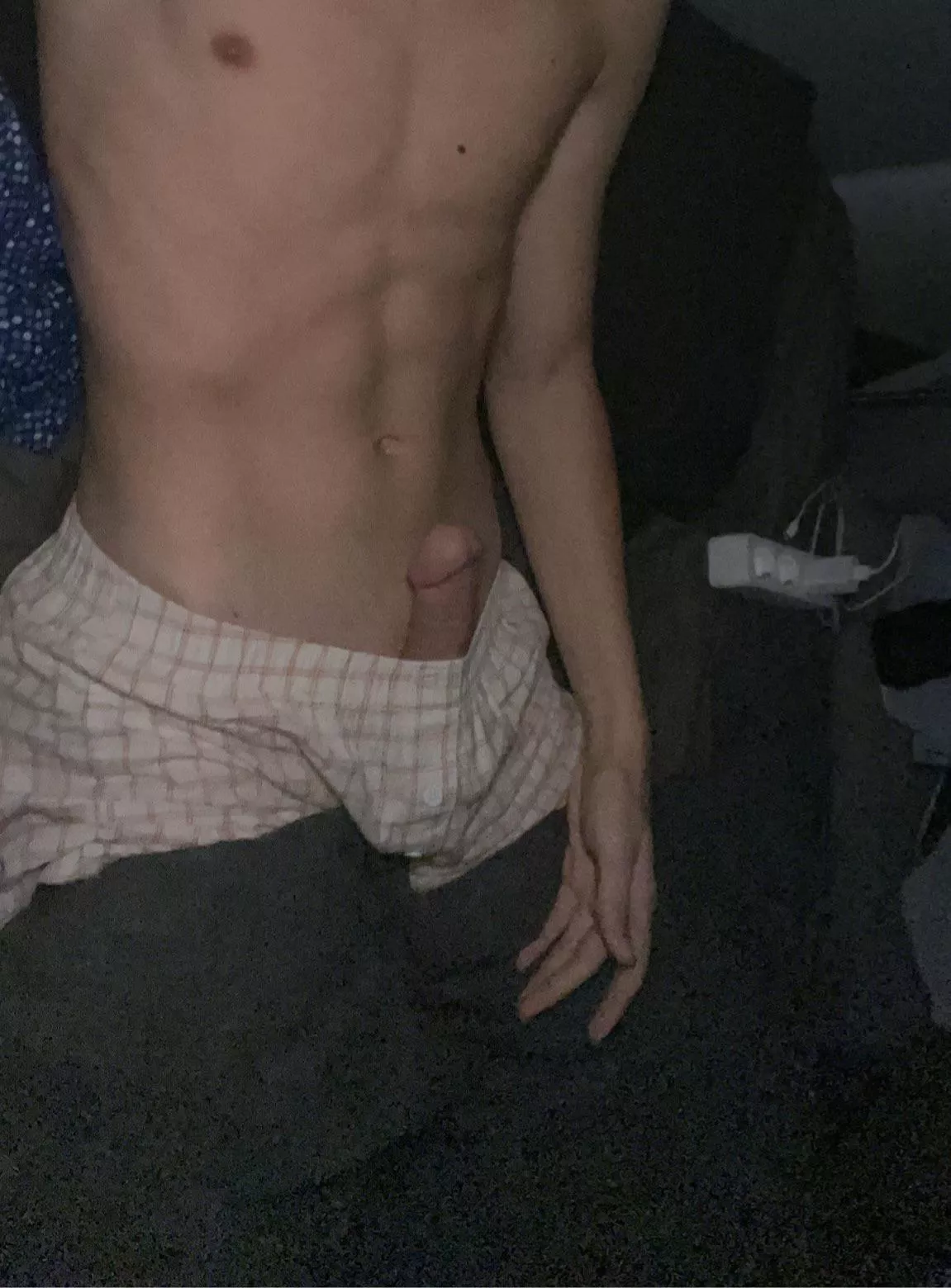 Any cute twink wanna suck it ? 😋