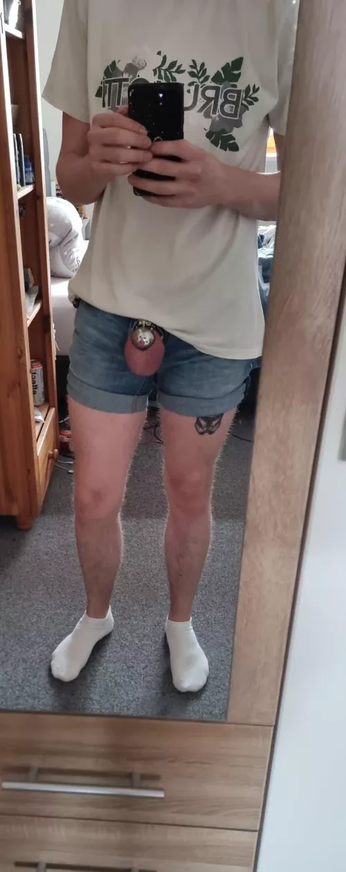 caged like a good girl UwU (>,<)