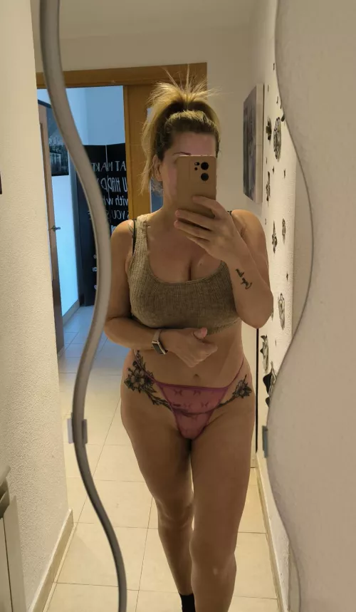 Curvy milf Happy tuesday!!