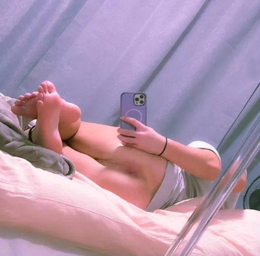 Do I got cute toes?☺️😽