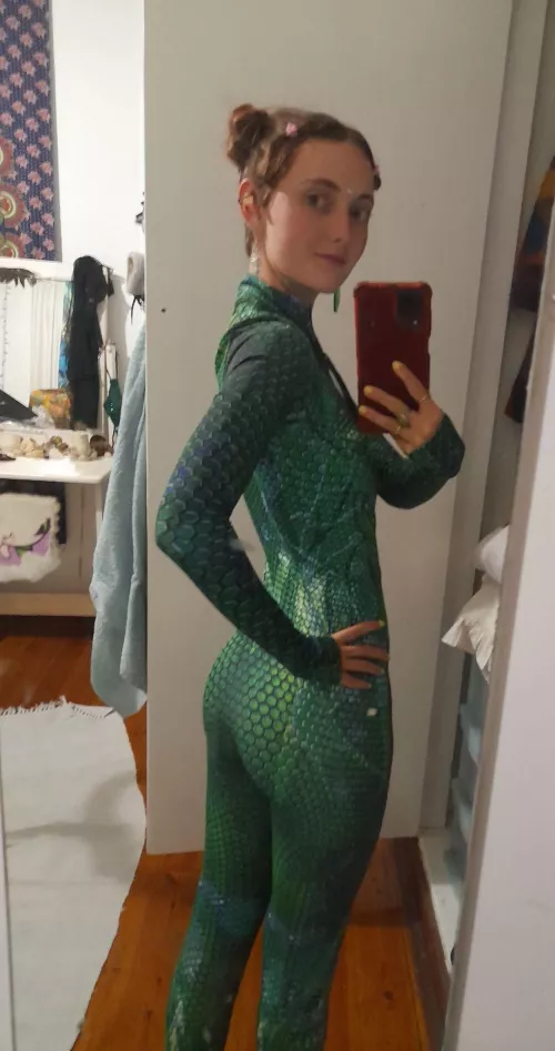 feeling so cute, this green bodysuit tho, wow F18