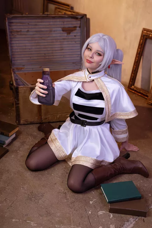 Frieren cosplay by Helly Valentine