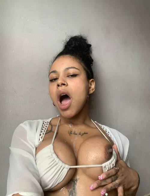 I love meeting guys on the beach and getting sperm on my boobs