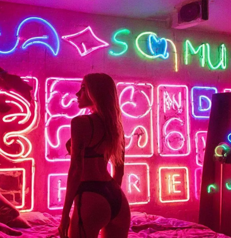 love to wear straps on festivals