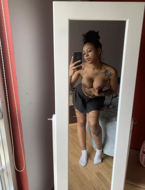 Making faces in front of the mirror is a woman's favorite pastime