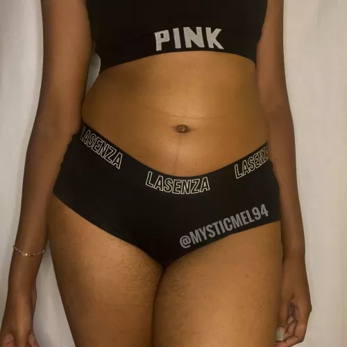 my creamy goodness looks so good on black fabric, why don't you see for yourself? [pty] 💓👙