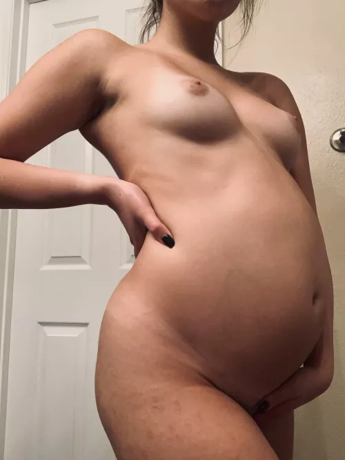 Pregnant nude teen