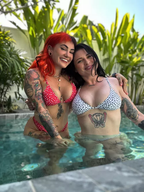 Real besties kiss 😈