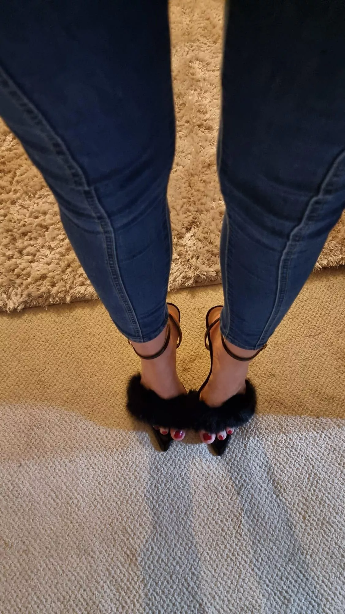 Selling feet pics, dm to buy (soles, toes, nylons or nude)