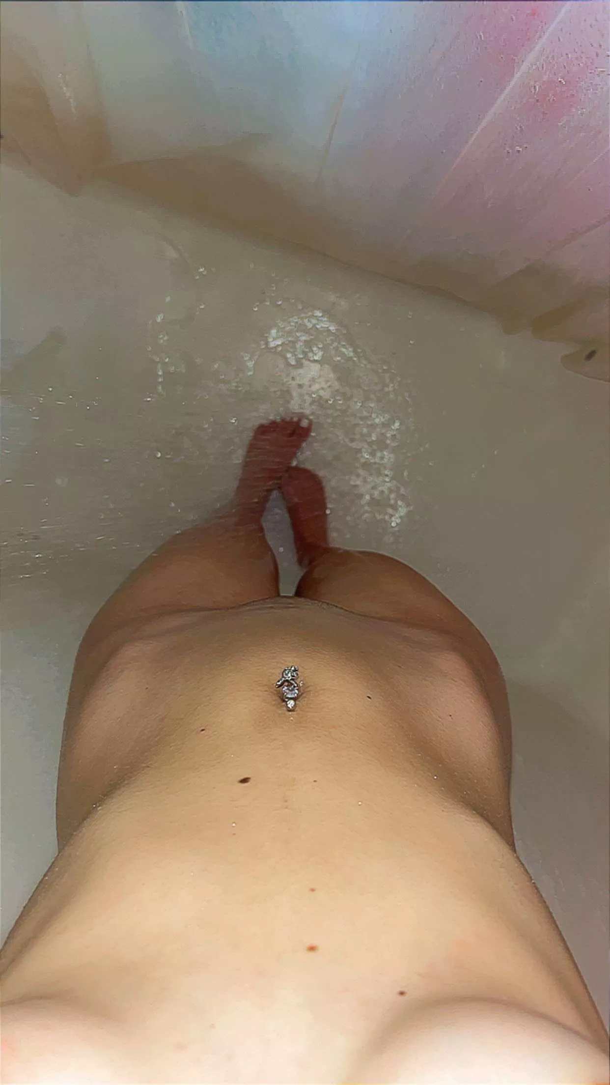 Wash my feet while you eat my pussy