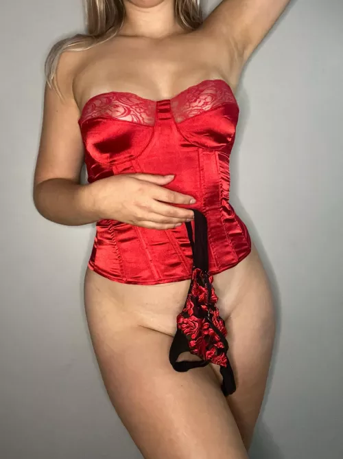 Who wants my panties 😘