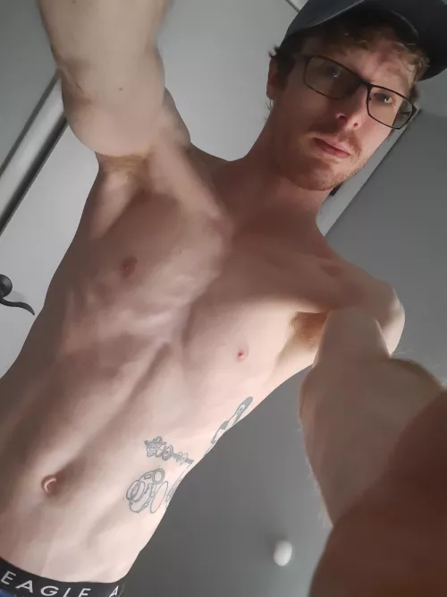 Yes, the carpet matches the drapes 