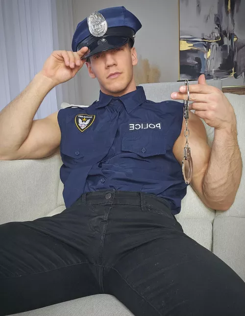 You want the good or the bad cop 👮‍♂️🔗..?