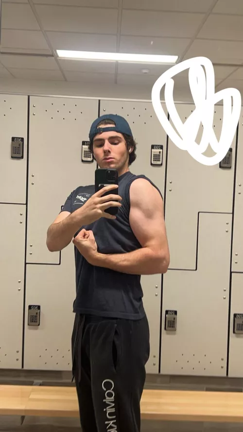 18m fit straight college bro looking for similar fit/hung. Dm pics for snap.