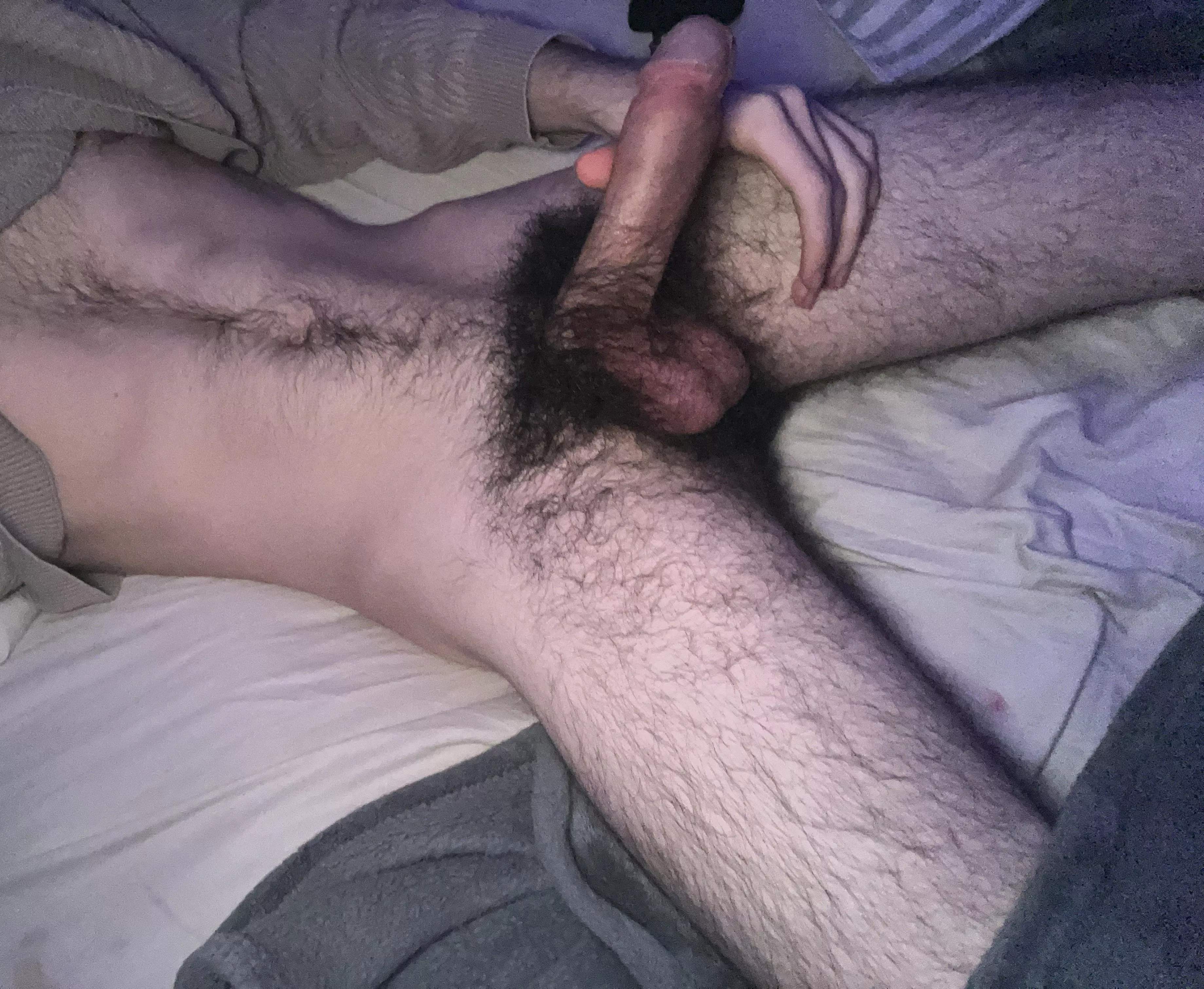 19m verse looking for long term chill jerk buds. +19 or older, +hairy +masc but open to most. Dm open